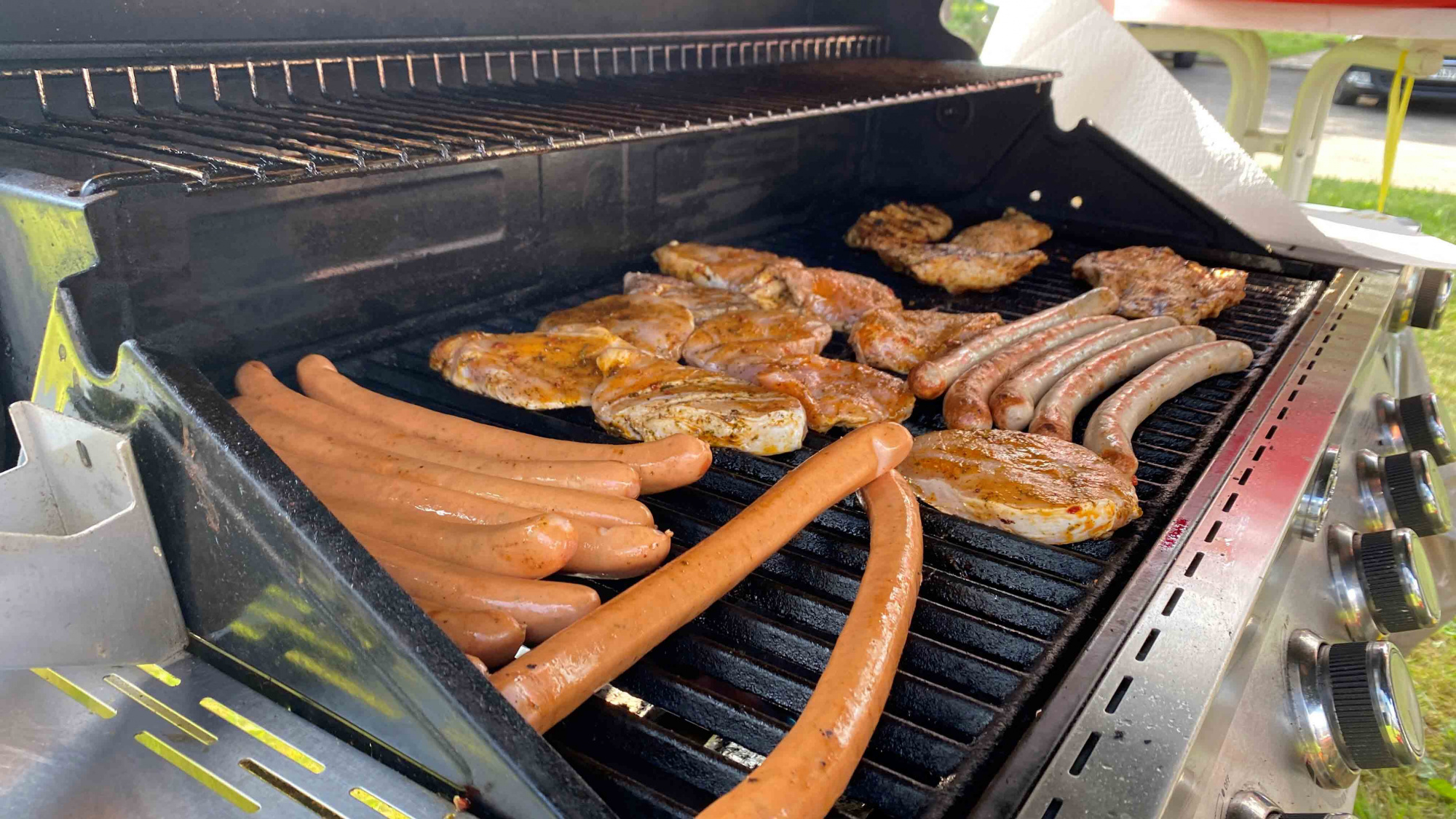 Wurst und Fleisch auf einem Gasgrill