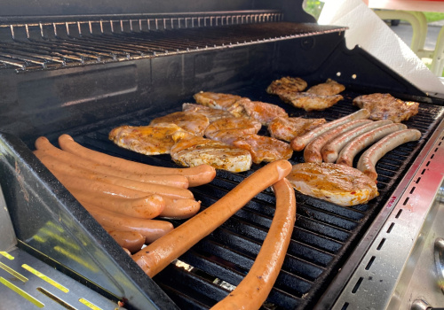Grill am Grillfest mit Würstchen und Fleisch