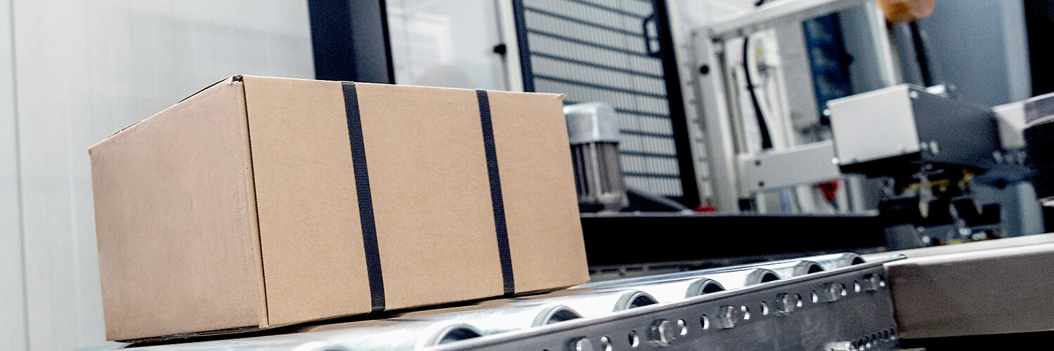 Ein Paket liegt auf einer Förderstrecke im Logistikzentrum